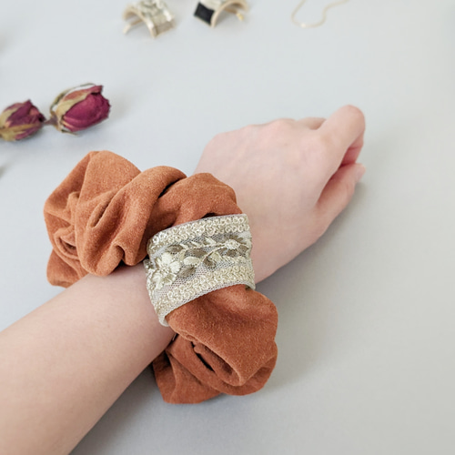 本革♡スエード 大人のためのシュシュ インド刺繍リボン〜グリーン 