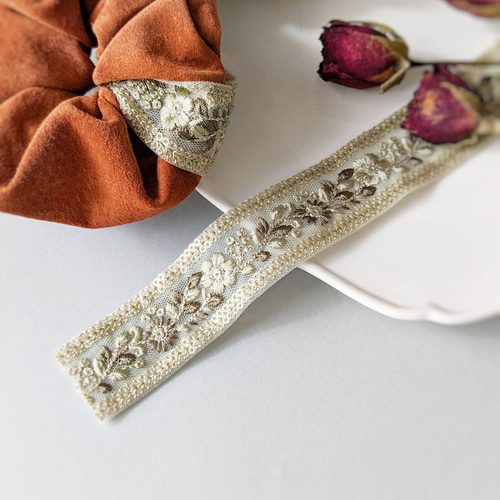 本革♡スエード 大人のためのシュシュ インド刺繍リボン〜グリーン