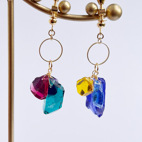 幻想的なカラフル鉱石ピアス イヤリング レジン ピアス（その他