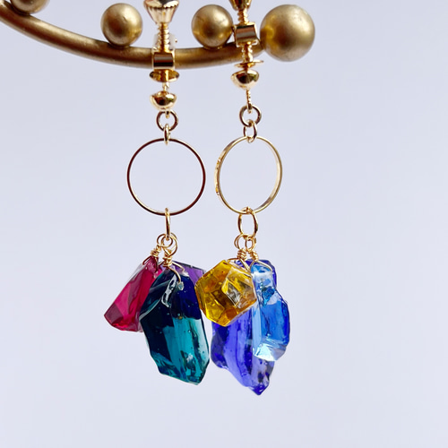 幻想的なカラフル鉱石ピアス イヤリング レジン ピアス（その他