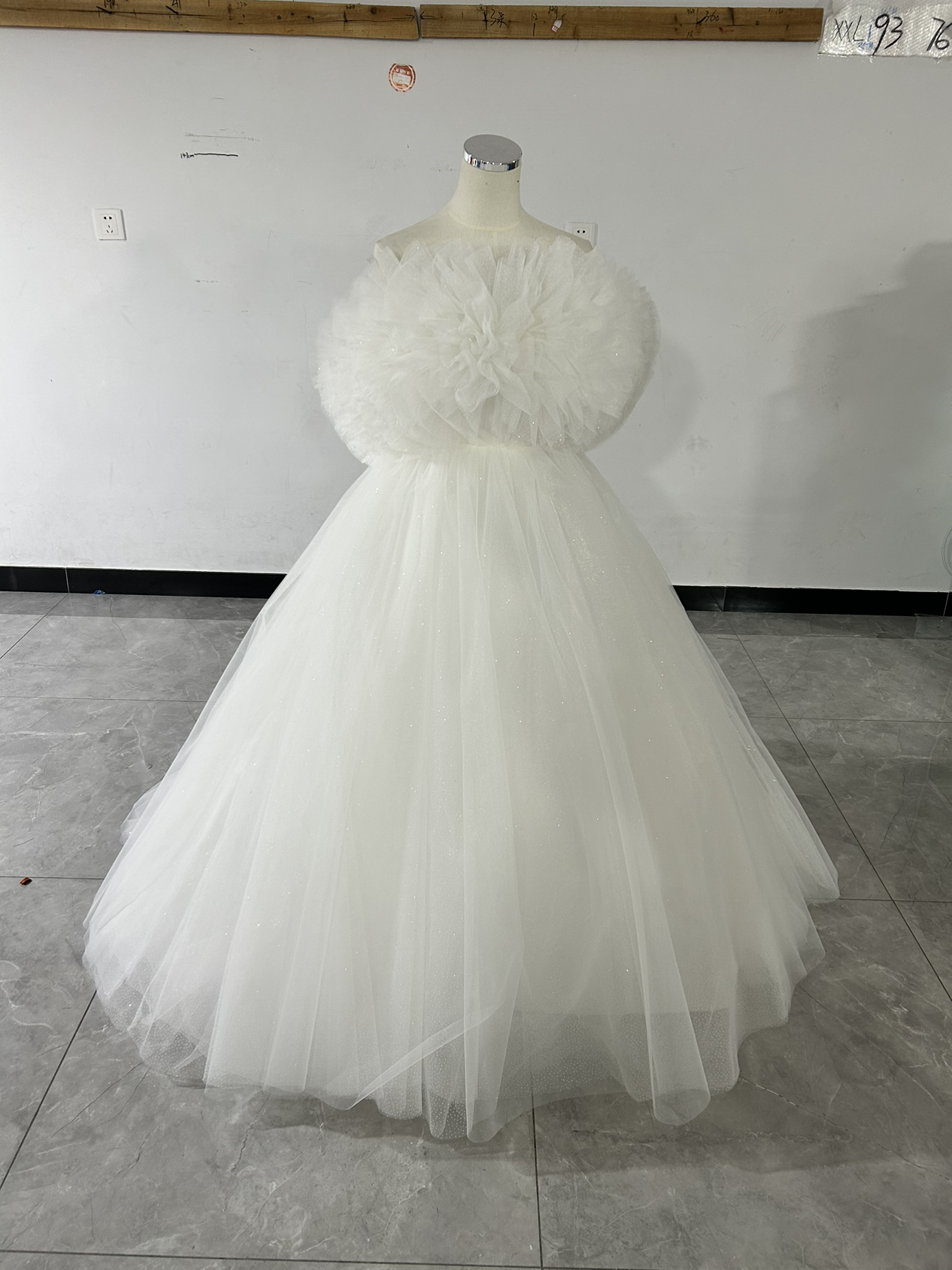 高品質！ウエディングドレス オフホワイト 取り外しオフショルダー キラキラチュール 結婚式/披露宴
