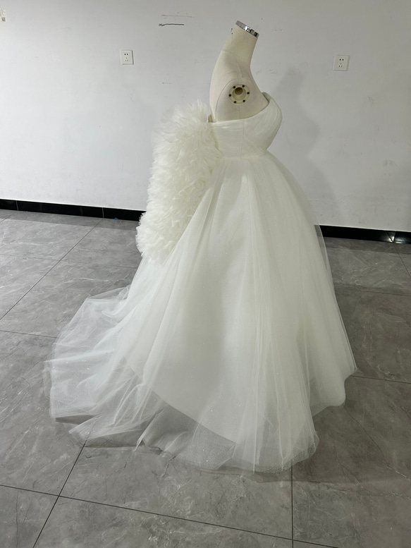 高品質！婚紗洋裝米白色可拆卸露肩閃亮薄紗婚禮/招待會 第2張的照片