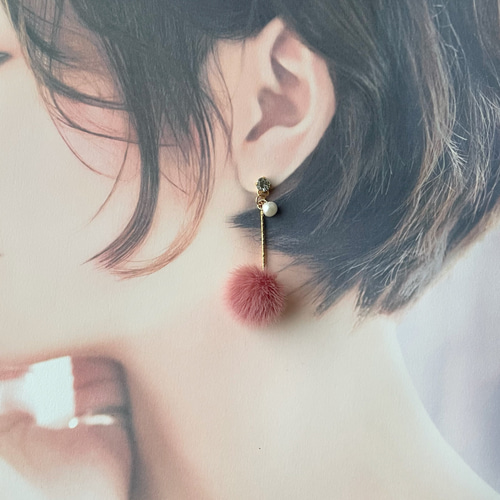 ピアス イヤリング 貼るピアス】ふわふわ ファーボール ロングピアス 