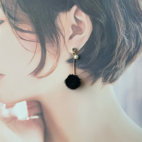 ピアス イヤリング 貼るピアス】ふわふわ ファーボール ロングピアス 