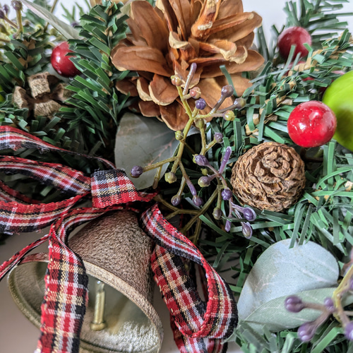 ナチュラルなクリスマスリース /松ぼっくり/りんご/ベル/チェック