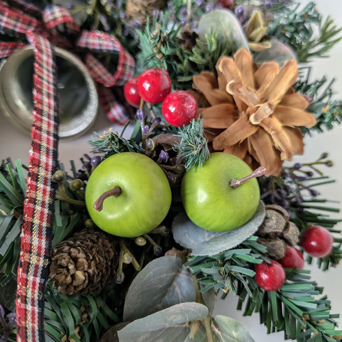 ナチュラルなクリスマスリース /松ぼっくり/りんご/ベル/チェック