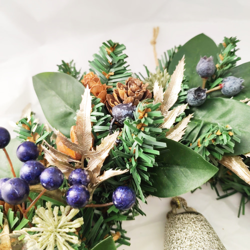 シックなクリスマスリース /松ぼっくり/実/ベル/鈴/大人/フラワー