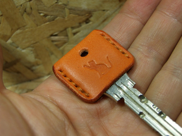 猫刻印のキーカバー　オレンジ 2枚目の画像