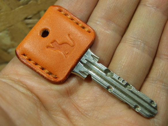 猫刻印のキーカバー　オレンジ 1枚目の画像