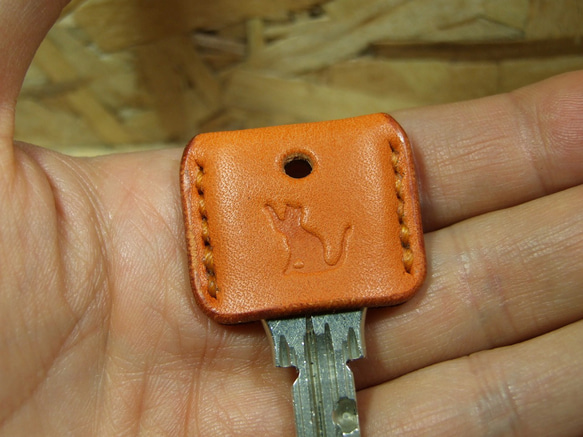猫刻印のキーカバー　オレンジ 3枚目の画像
