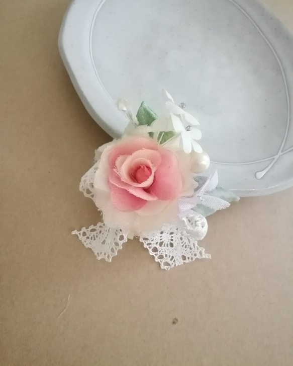 染め布花＊薔薇と小花の小さいブローチ 2枚目の画像