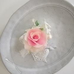 染め布花＊薔薇と小花の小さいブローチ 1枚目の画像