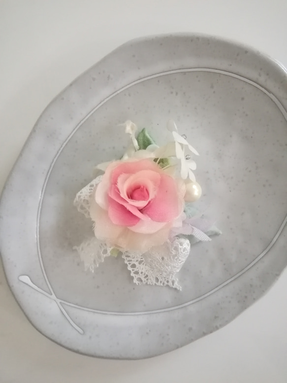 染め布花＊薔薇と小花の小さいブローチ 1枚目の画像