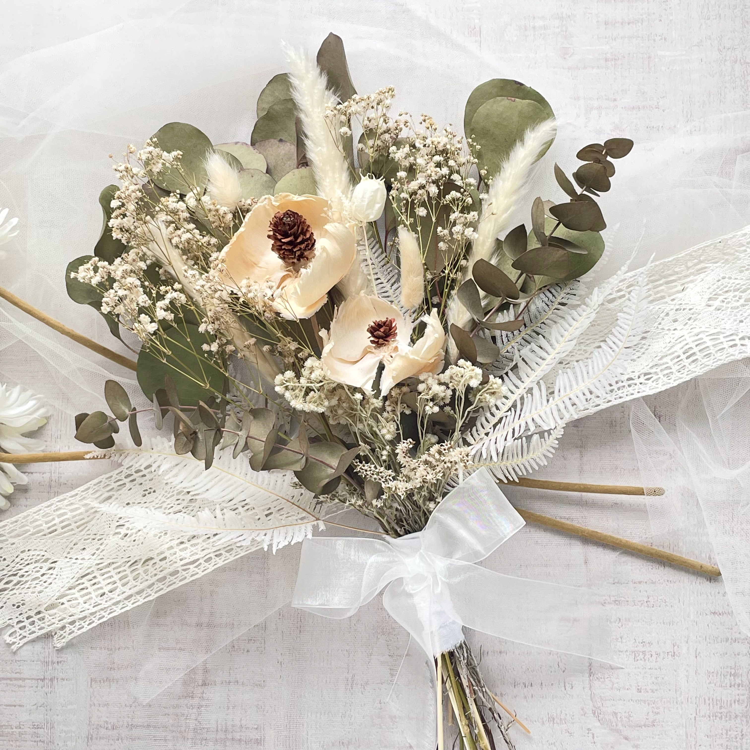 【ラスト１点】アイボリー×グリーンのクラッチブーケ　ウェディングブーケ 前撮り