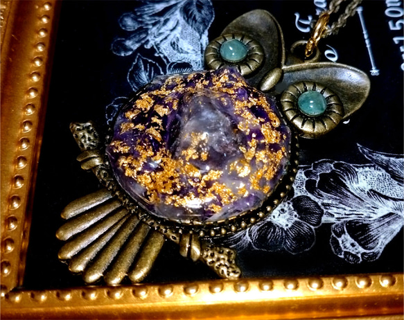 【メンズ】梟の夢ペンダント（アメジスト＆金箔）⑦　天然石・紫・パープル・フクロウ・縁起物・ネックレス 2枚目の画像