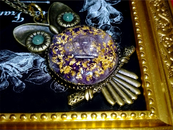 【メンズ】梟の夢ペンダント（アメジスト＆金箔）⑦　天然石・紫・パープル・フクロウ・縁起物・ネックレス 3枚目の画像