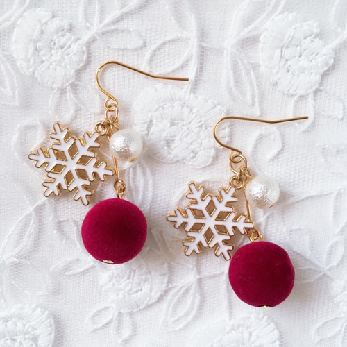 赤色クリスマスピアス*大きなホワイト雪の結晶*コットンパール*大ぶり 