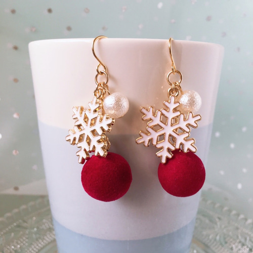 赤色クリスマスピアス*大きなホワイト雪の結晶*コットンパール*大ぶり 