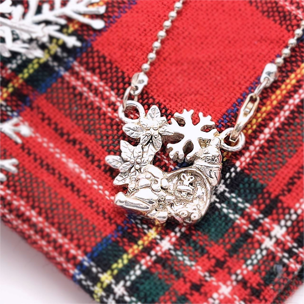 メリークリスマス！冬とクリスマスを詰め込んだシルバーのペンダントトップ