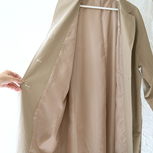 森野學校女演員高山宮子繫腰帶棉質斜紋長禮服外套（米色）入學典禮外套 第12張的照片