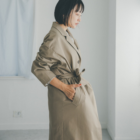 森野學校女演員高山宮子繫腰帶棉質斜紋長禮服外套（米色）入學典禮外套 第4張的照片