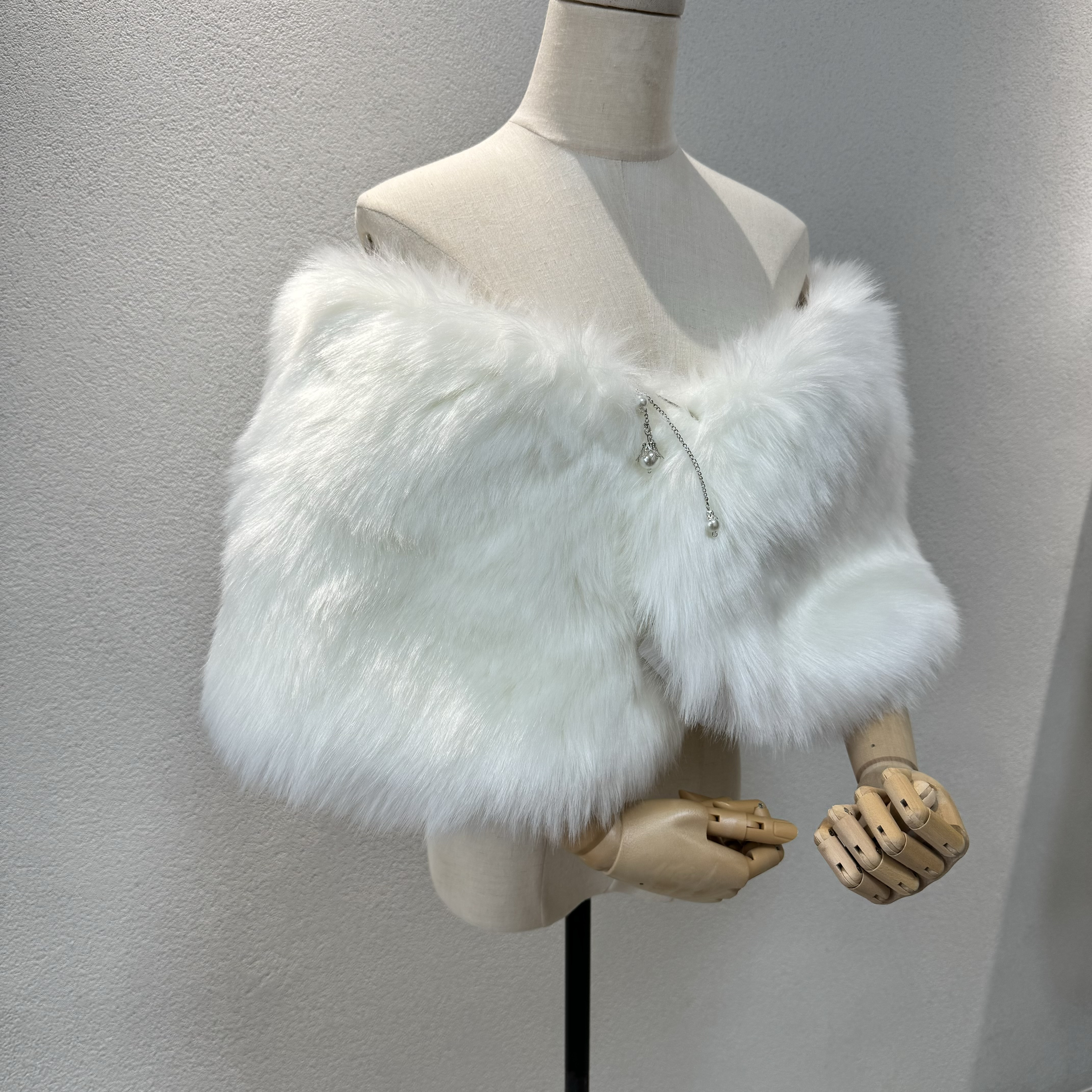 エレガント！高級ポンチョ　オフホワイト　パール付きの安全ピン　取り外し可能　保温用のケープ　可愛いショール　結婚式挙式