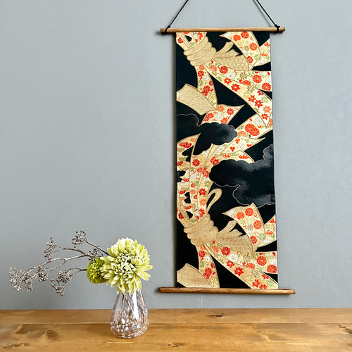 帯のタペストリー 漆黒の雲間に金色の熨斗柄 着物リメイク インテリア