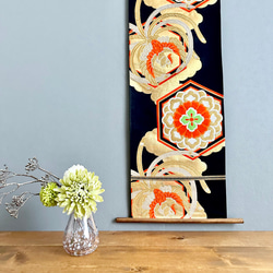 帯のタペストリー 漆黒に金色の鳳凰と菊花 着物リメイク