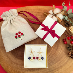 刺繍糸で編んだループピアスと花束の巾着(クリスマスプレゼント) 1枚目の画像