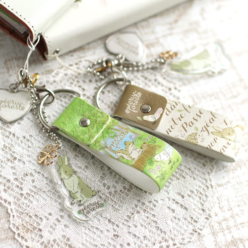 うさぎのチャーム】 四つ葉のクローバー付き アクリルチャーム