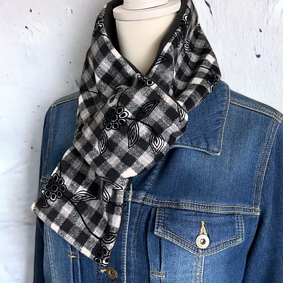 起毛ギンガムチェック フロッキープリント×ふんわり包み込むフリース マフラー 10枚目の画像