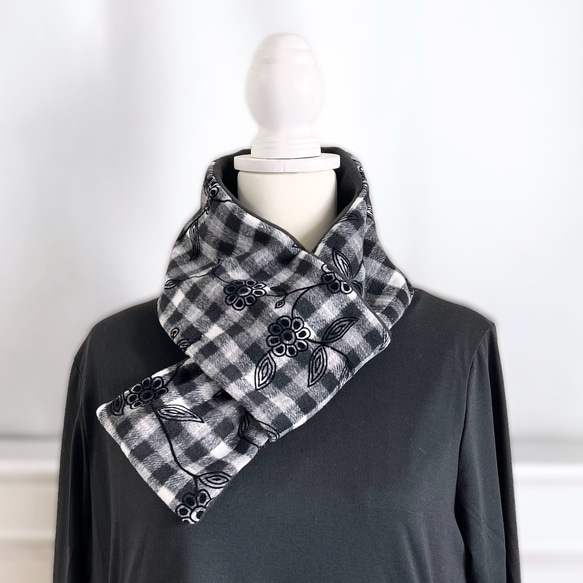 起毛ギンガムチェック フロッキープリント×ふんわり包み込むフリース マフラー 1枚目の画像