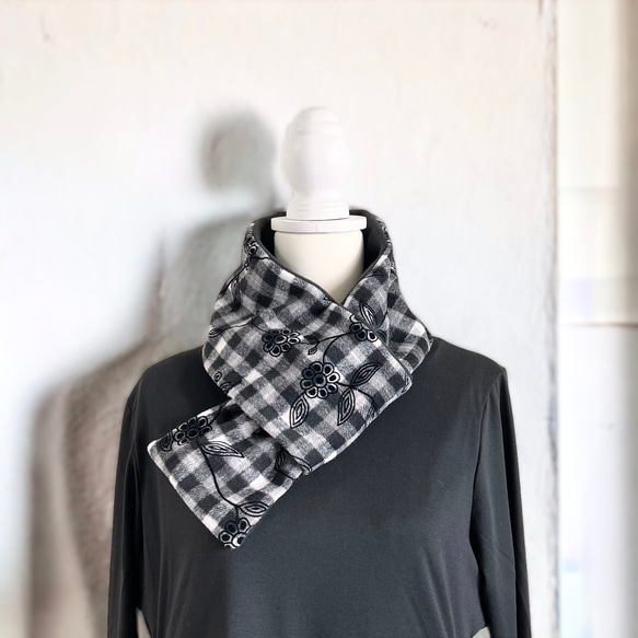 起毛ギンガムチェック フロッキープリント×ふんわり包み込むフリース マフラー 11枚目の画像