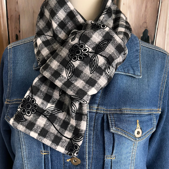 起毛ギンガムチェック フロッキープリント×ふんわり包み込むフリース マフラー 9枚目の画像