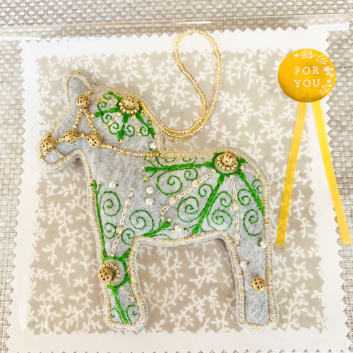 幸せを運ぶ馬 北欧のダーラナホース（スノーフレーク ゴールド