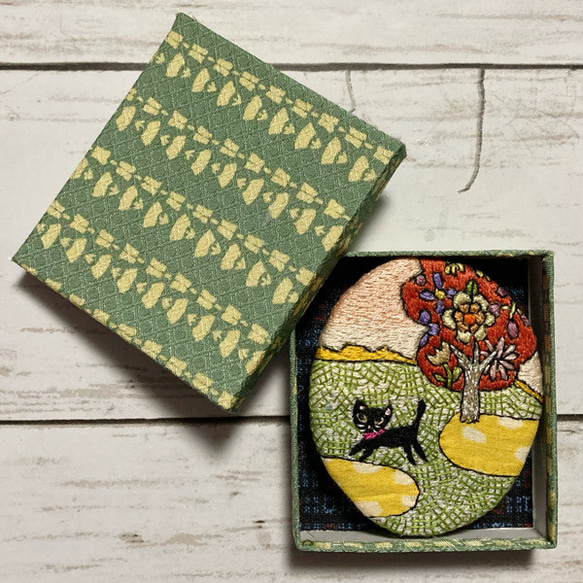 手刺繍オリジナルブローチ＊茜色の樹と黒猫 2枚目の画像