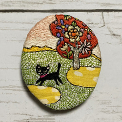 手刺繍オリジナルブローチ＊茜色の樹と黒猫 1枚目の画像