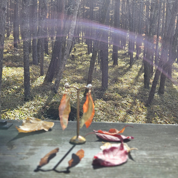 木の葉の形のスパンコール　イヤリング　ピアス 　サマー　夏　シック　ビタミンカラー　ギフト　個性的 7枚目の画像