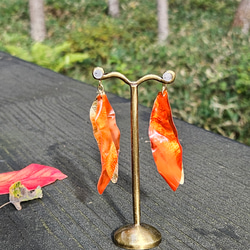 木の葉の形のスパンコール　イヤリング　ピアス 　サマー　夏　シック　ビタミンカラー　ギフト　個性的 5枚目の画像