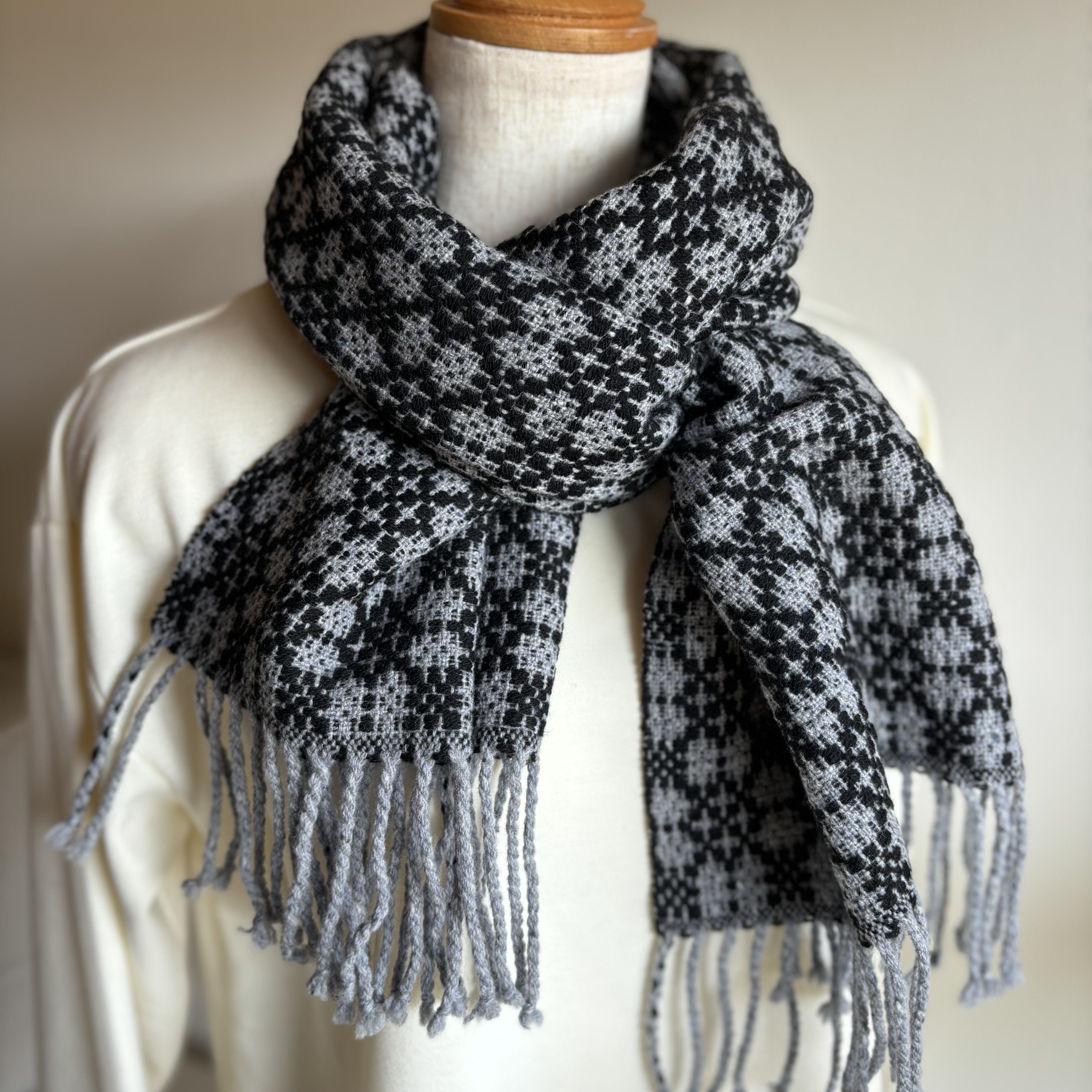 ＜手織りのマフラー＞エクストラファインメリノウールの黒とグレーの花びら柄マフラー