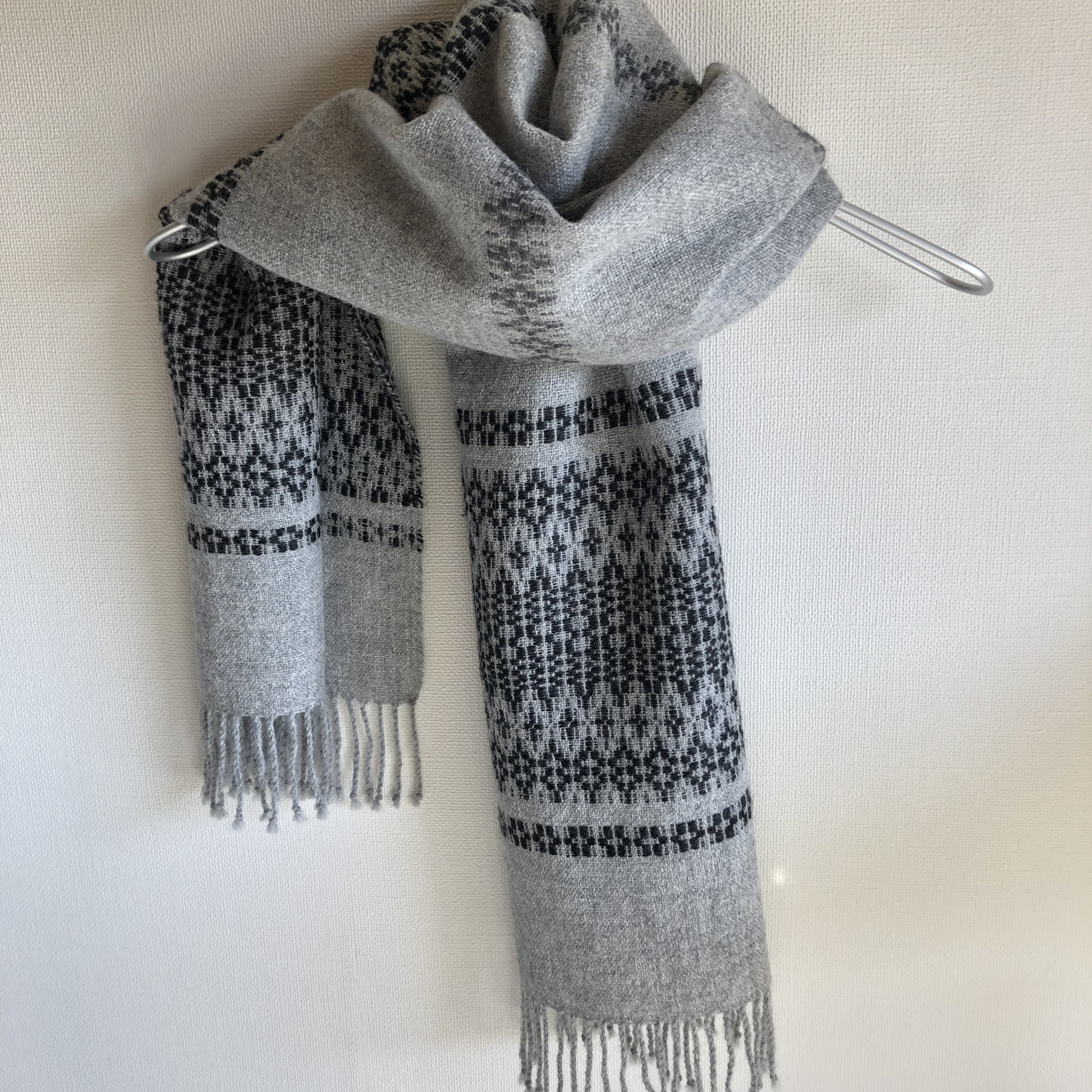 『手織り』「ベビーアルパカ」のマフラー＜グレー＞