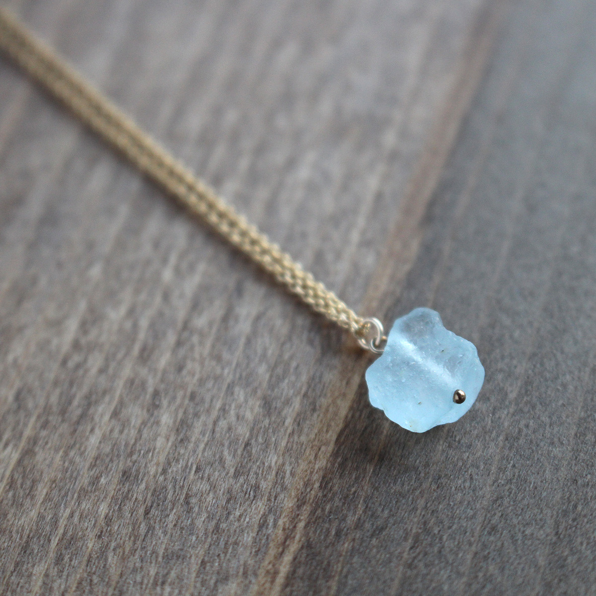 ✨爽やかブルーのシャビーなテイスト✨ 11月誕生石・ブルートパーズ＜原石＞のネックレス（K14GF） 6,067円