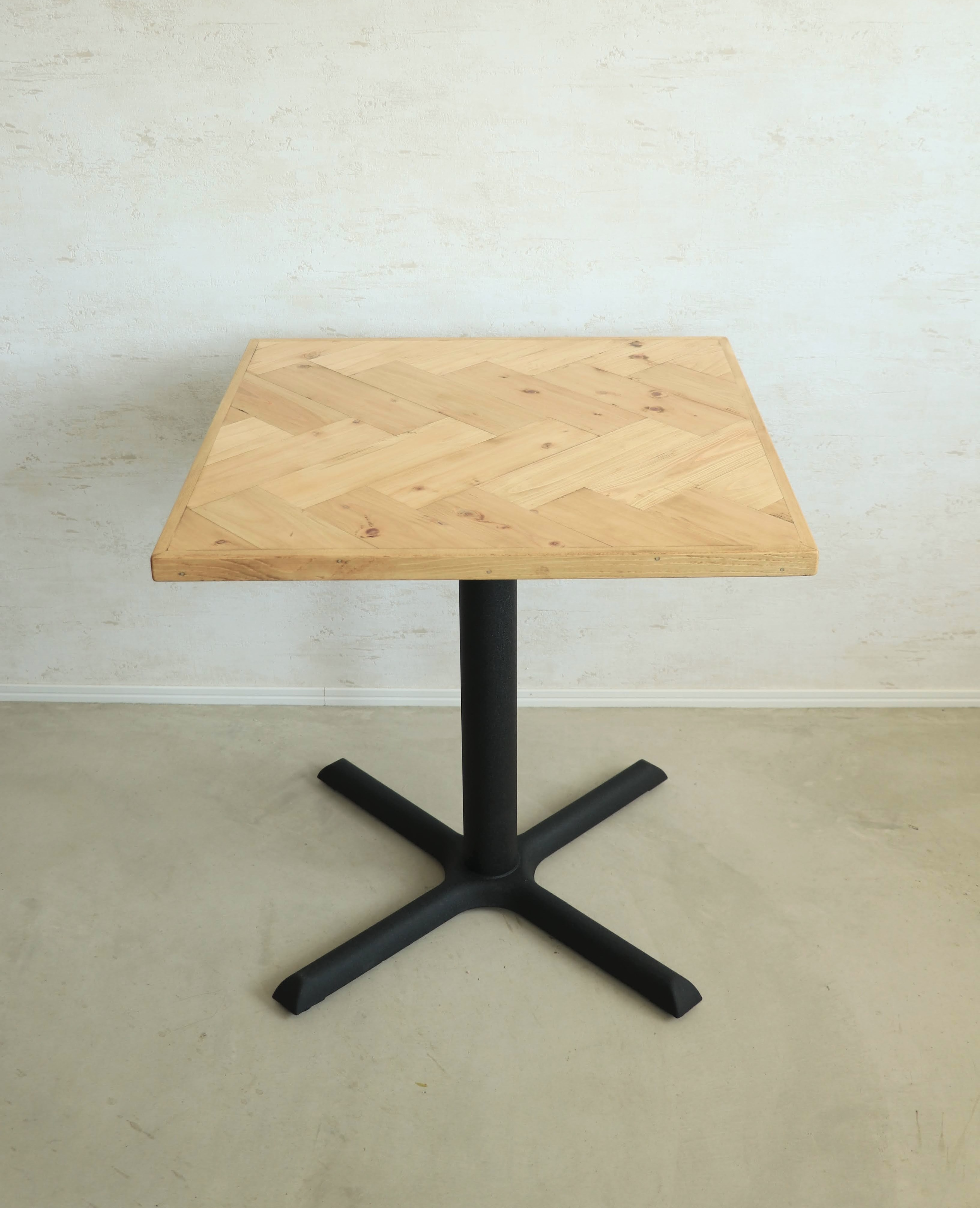 ヘリンボーンテーブル　W700×D700  ダイニングテーブル　カフェテーブル　アイアン脚