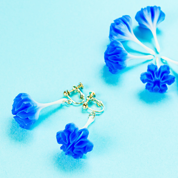 雪の結晶を蕾の形に仕立てたイヤリング RIKKA / リッカ（六花）【天青色（あまあおいろ） / ピアスへの変更可能】 6枚目の画像