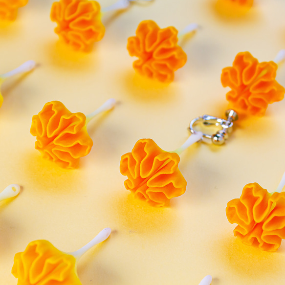 雪の結晶を蕾の形に仕立てたイヤリング RIKKA / リッカ（六花）【黄イチョウ / ピアスへの変更可能】 3枚目の画像