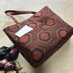 アンティーク大島紬のトートバッグ　リバーシブル　龍郷赤　ギフトに　A4ファイルがらくらく　着物リメイク 4枚目の画像