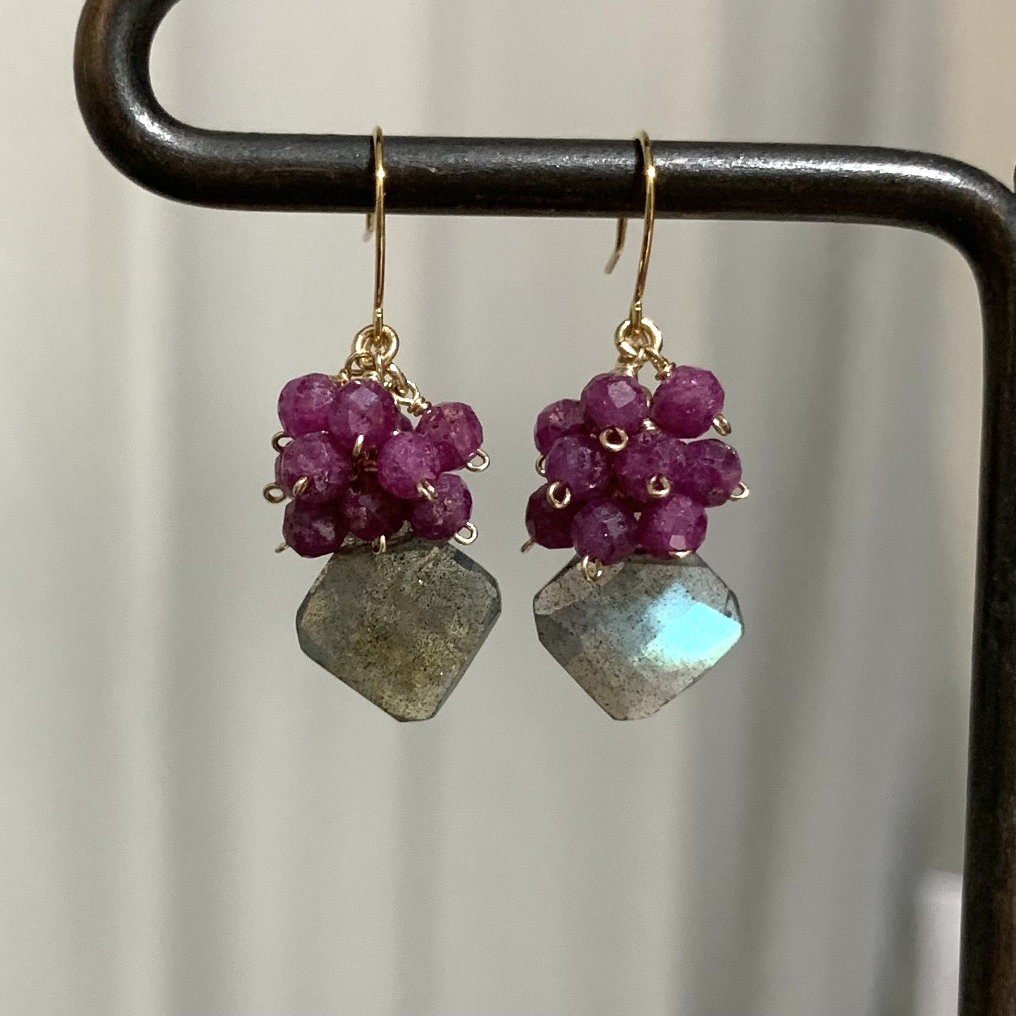 ラブラドライトとピンクサファイアのピアス