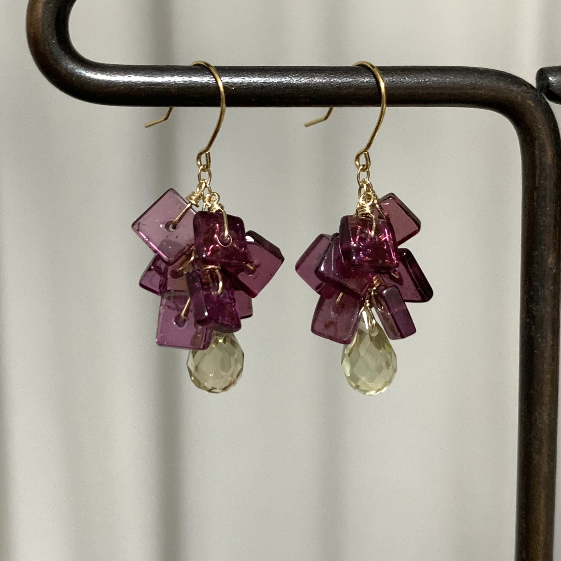 オリーブクォーツとロードナイトガーネットのピアス