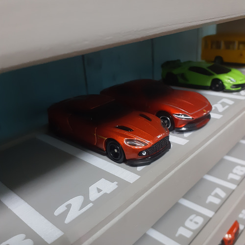 10段トミカホットウィール225台収納棚ロータリー交差点付き おもちゃ 