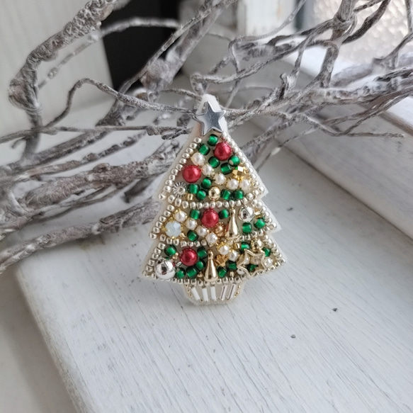 WhiteChristmastree*ビーズ刺繍ブローチ 5枚目の画像